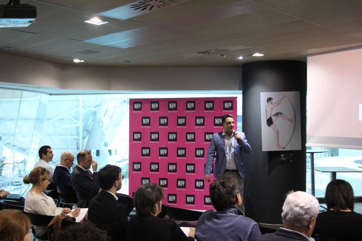 David Tiago explica el projecte de Paymeter en el Demo Day.